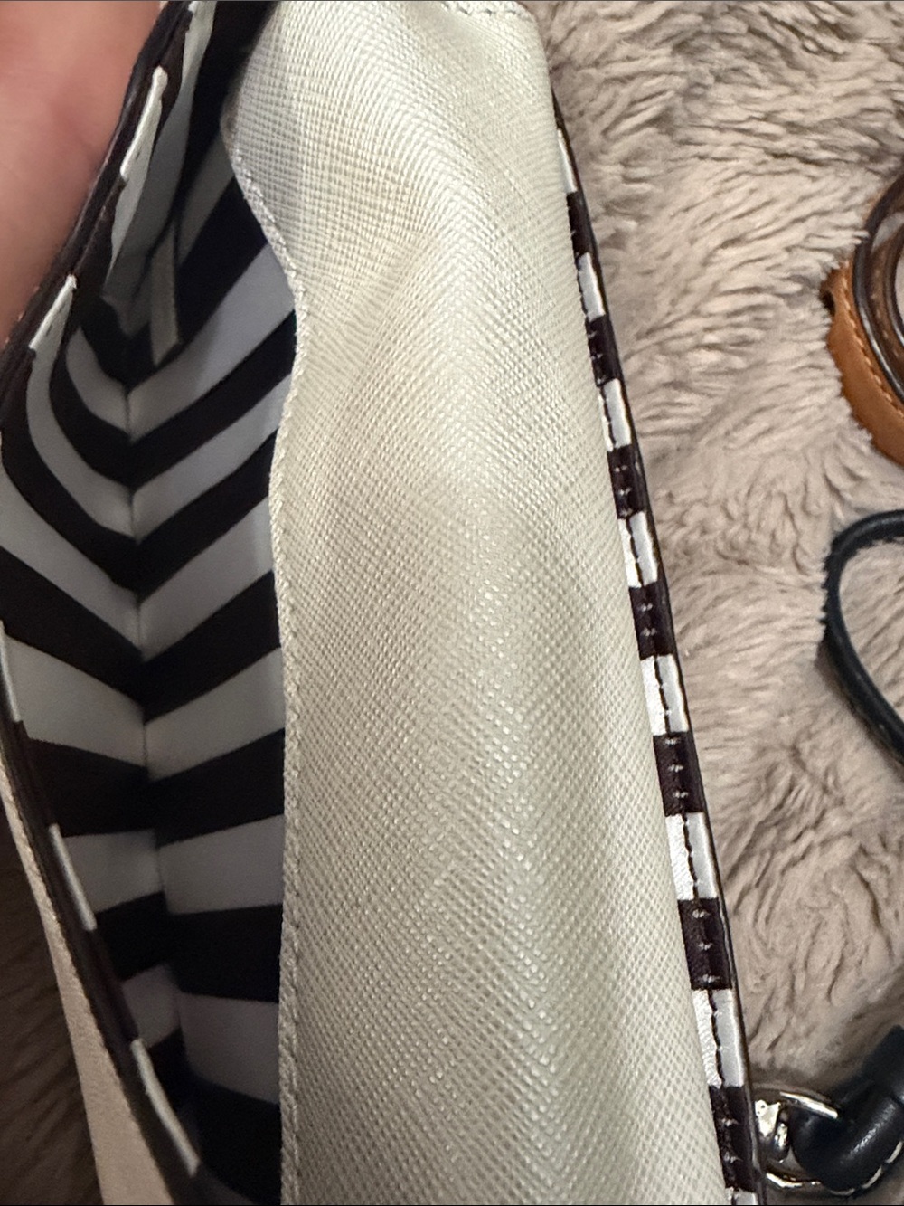 Authentic Henri Bendel Ivory Saffiano Fold Wallet with Gold Plaque - Picture 7 of 9